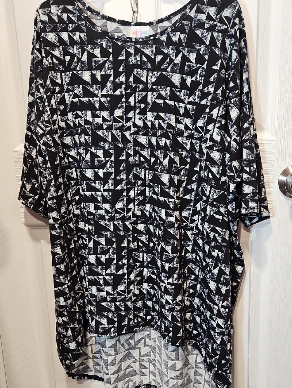LuLaRoe Black & White Geometric Tee - 2XL